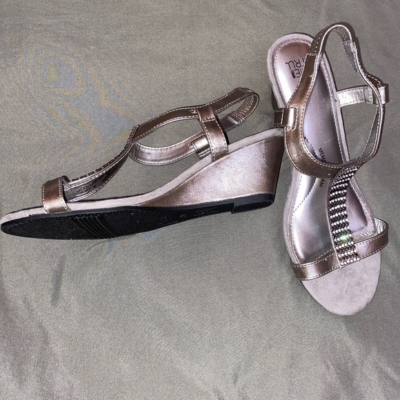 Time and Tru silver sandal - Picture 2 of 5